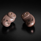 Los auriculares tienen una pieza de goma en la parte superior que puedes cambiar por otra más pequeña para un mejor ajuste.